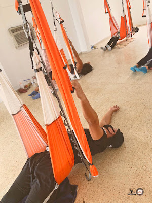 aeroyoga-yoga-creativo-aplicado-trabajo-ejercicio-suspension-aire-aereo-aerea-clases-retiro-experiencias-puerto-rico-espana