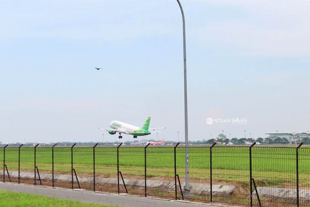 Melihat Pesawat di Pinggir Landasan Bandara Kualanamu