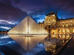 La Pyramide devant le Musée du Louvre