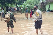 Babinkamtibmas Desa Mertak  Pujut Membantu Warga Yang Terdampak Banjir