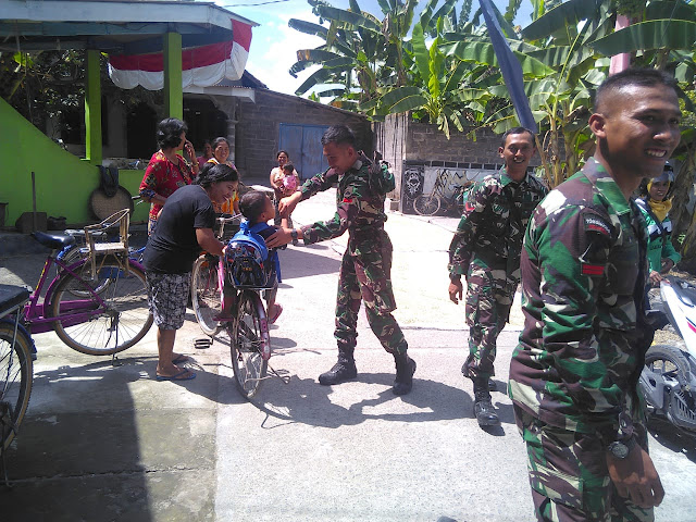 Warga Genggam Sejumlah Kenangan Bersama TNI Saat TMMD Reg 105