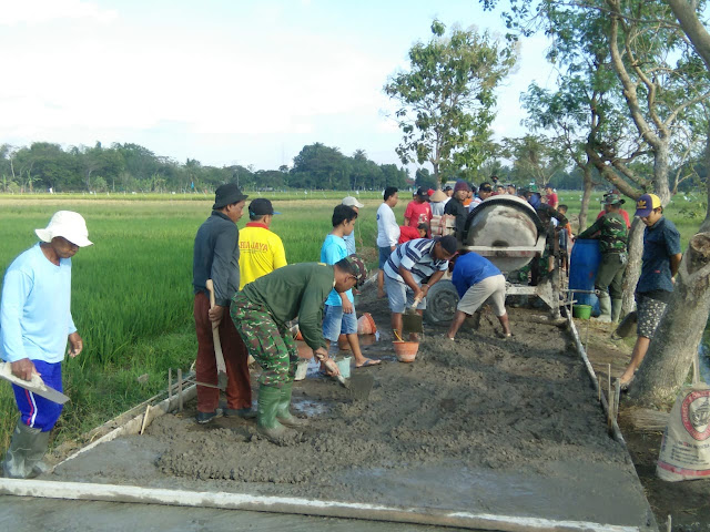 Prajurit Yang Diterjunkan di TMMD Desa Jimbung Juga Paham Konstruksi Bangunan  