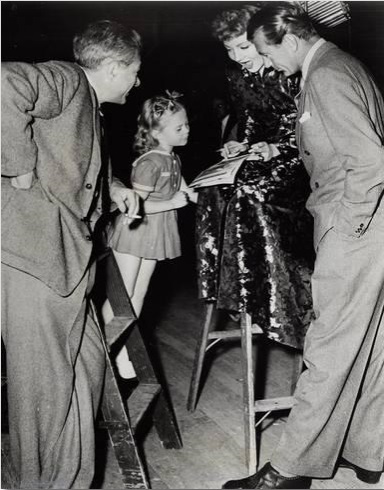 Gary Cooper visita el plató de "Mañana es vivir" 1945