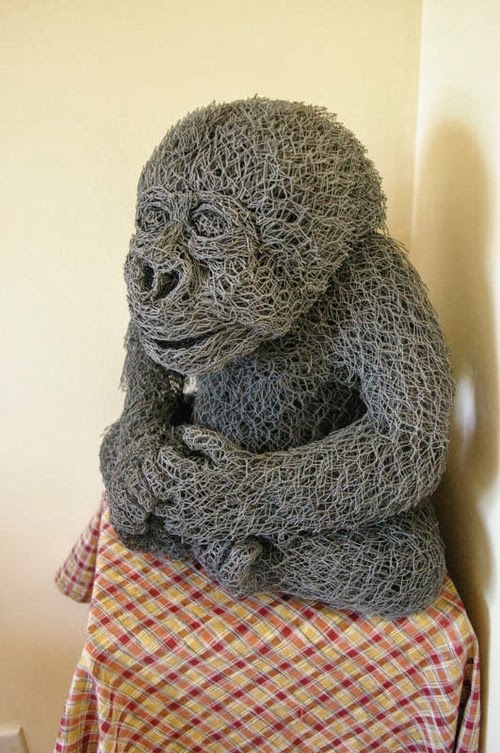 03-Baby-Gorilla-Chicken-Wire-Sculptures-Sculptor-Ivan-Lovatt-www-designstack-co