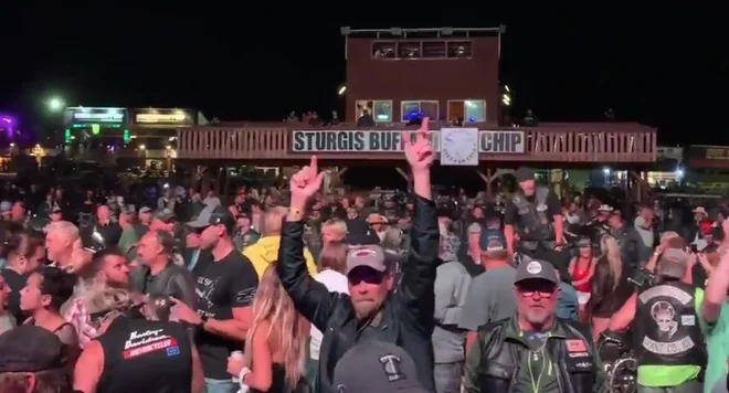 Nhóm nhạc rock tổ chức concert hàng nghìn người mặc Covid-19