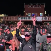 Nhóm nhạc rock tổ chức concert hàng nghìn người mặc Covid-19