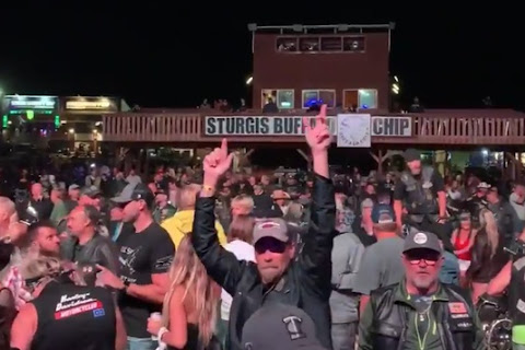 Nhóm nhạc rock tổ chức concert hàng nghìn người mặc Covid-19