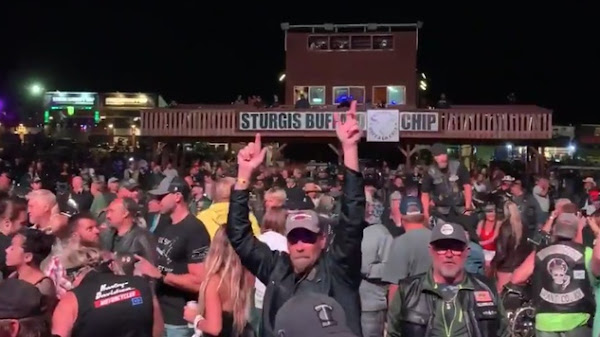 Nhóm nhạc rock tổ chức concert hàng nghìn người mặc Covid-19