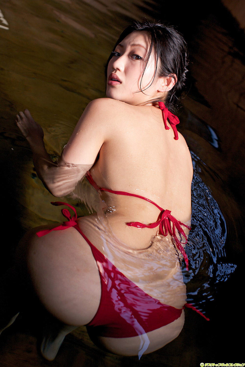 Mitsu Dan Japanese Gravure Idol Sexy Red Swimsuit Playing Water In Bath Roo...