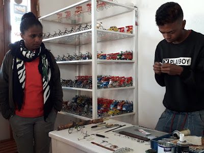 artesania-malgache-con-materiales-reciclados-en-madagascar