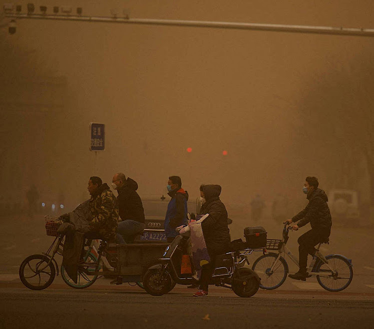 Poeira e poluição afogam os habitantes de Pequim. Foto divulgada em 15.03.2021