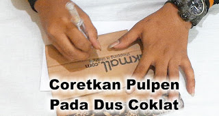 Coretkan Pulpen Pada Dus Coklat