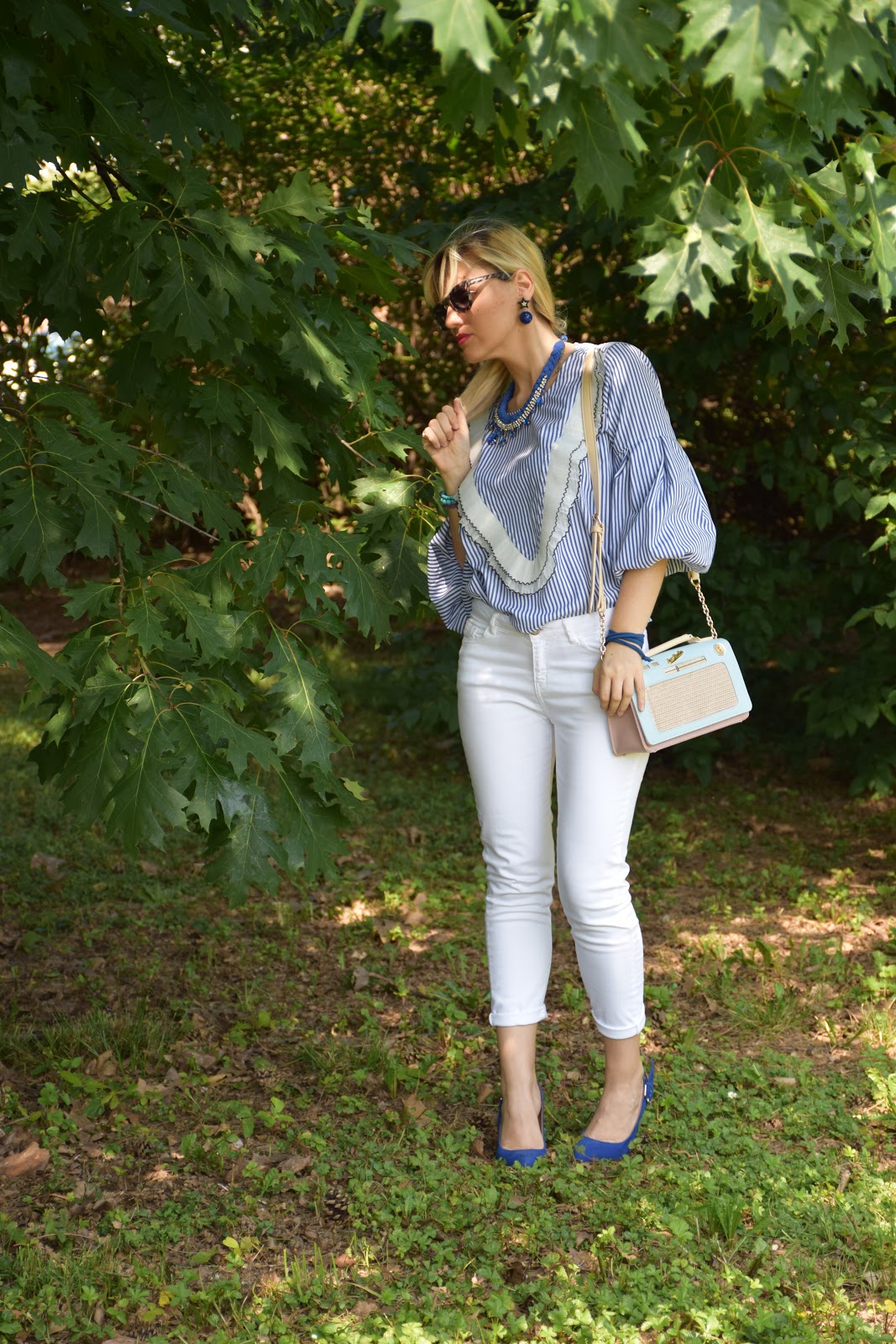 outfit camicia a righe bianche e blu