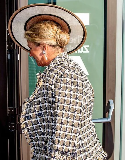 Queen Maxima wore a cotton and wool blend tweed dress and jacket from Oscar de la Renta, pearl drop earrings