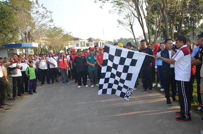 Ribuan Peserta Jalan Sehat Ikut Serta Memeriahkan Hari Bhayangkara ke-73 Yang Digelar Polres Tulang Bawang.