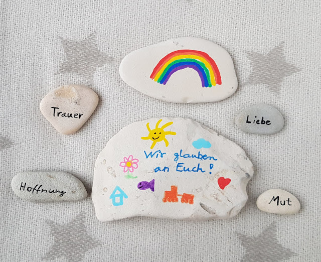 Gedenksteine selbst bemalen: Für Sternenkinder und alle Verstorbenen, die wir im Herzen tragen. Auch bunt gestaltete Steine sind gerade bei Kindern schön.