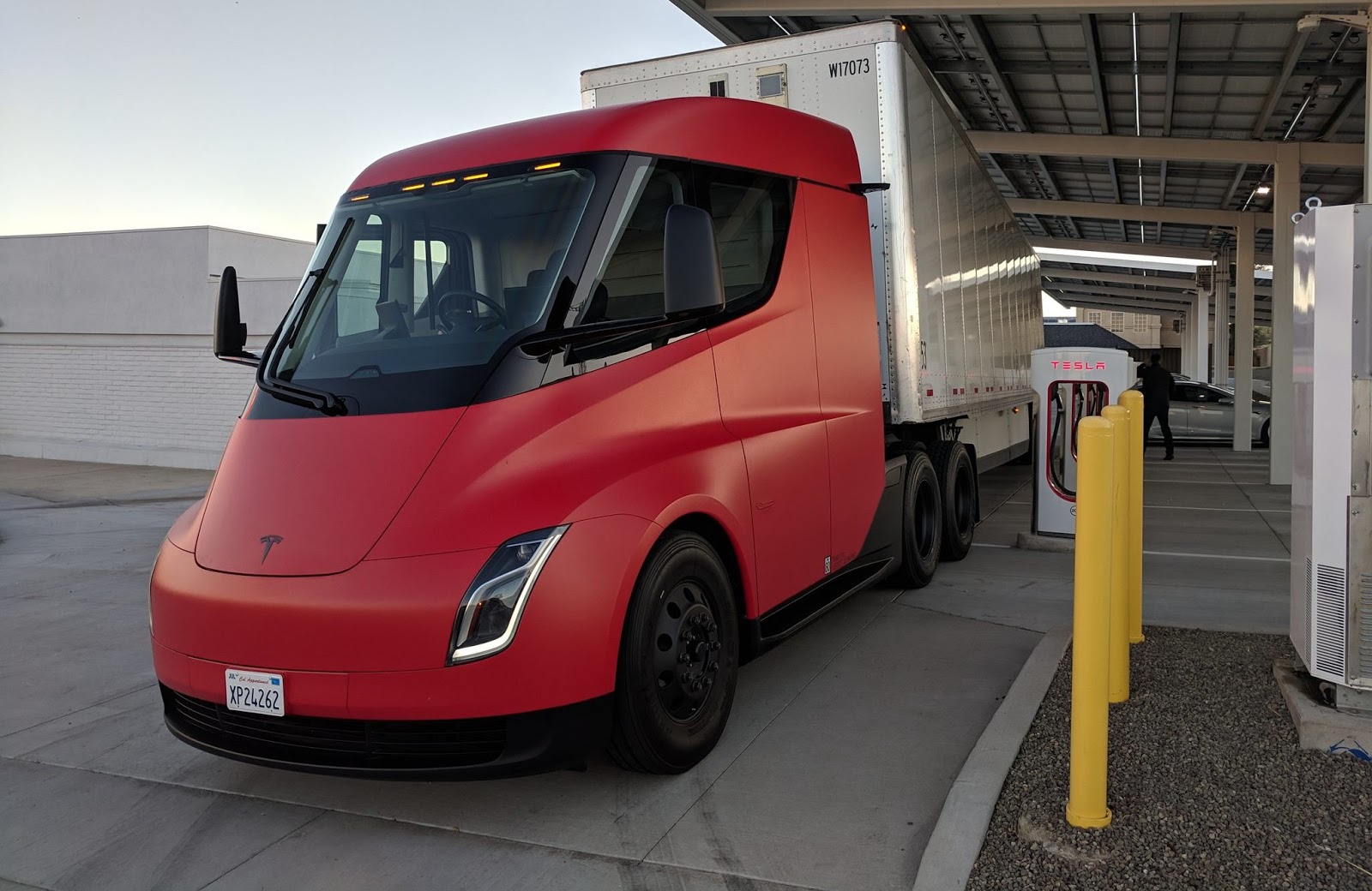 DIECIOCHO RUEDAS TESLA SIGUE PROBANDO CON ÉXITO SU CAMIÓN SEMI TRUCK