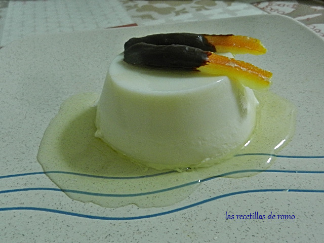 Panna cotta de vainilla con almibar de naranja