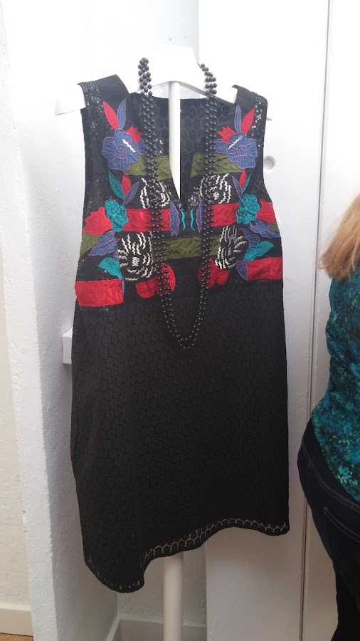 collar de bolitas negras