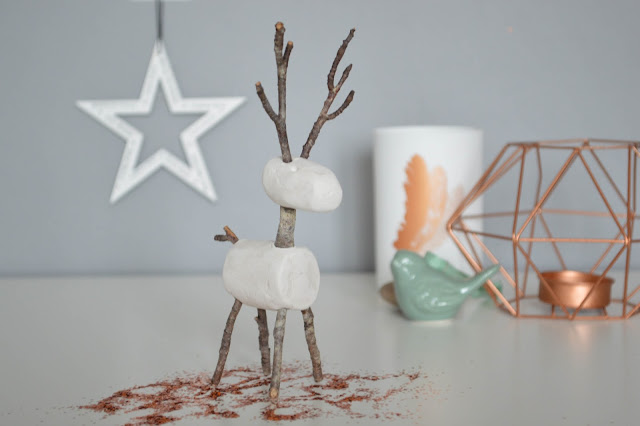 Un Renne En Branchages Et Pâte A Modeler {Déco de Noël Un Renne En Branchages Et Pâte A Modeler {Déco de Noël
