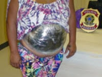 Falsa grávida é presa com 2 kg de cocaína na 'barriga'