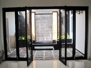 Desain gambar model kusen pintu aluminium kaca untuk rumah minimalis yang bagus.