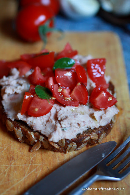 Saisonal schmeckt besser: Bruschetta mit Bohnencreme und Tomaten