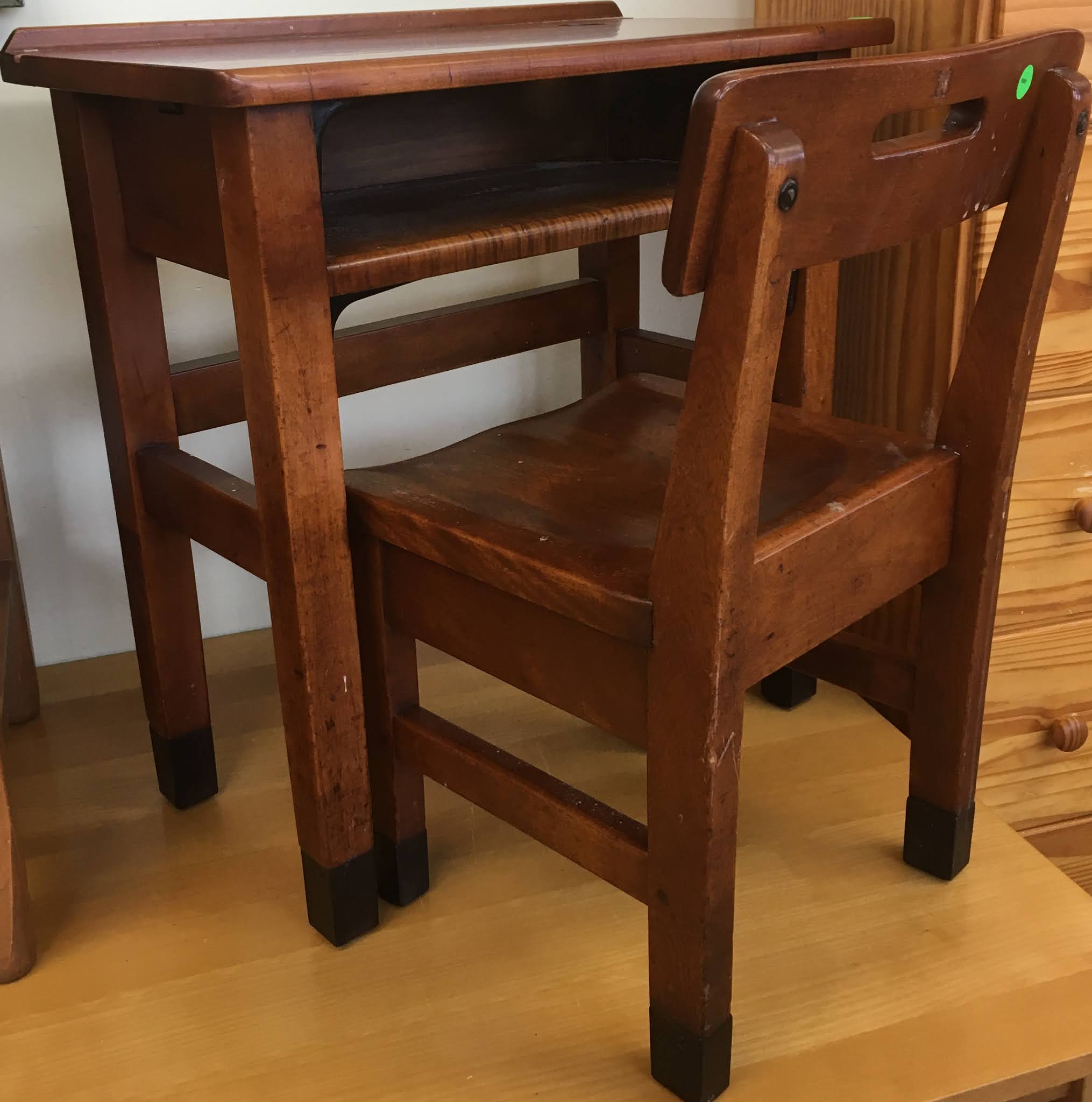 Uhuru Furniture & Collectibles: 481118 Child’s Desk &Chair $65 SOLD