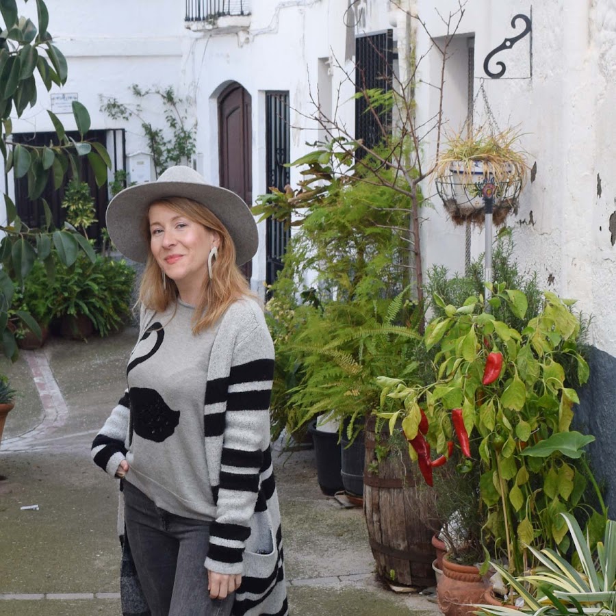 look_tonos_grises_y_sombrero