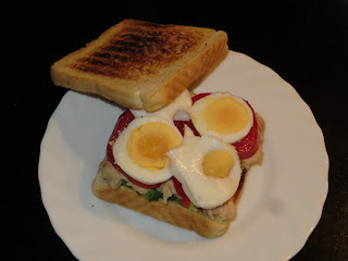 SÁNDWICH DE ATÚN, HUEVO Y TOMATE