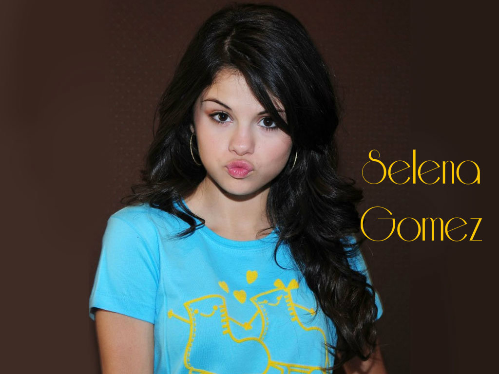 Selena Gomez Flying Kiss Wallpaper - Hollywood Celebs Pics