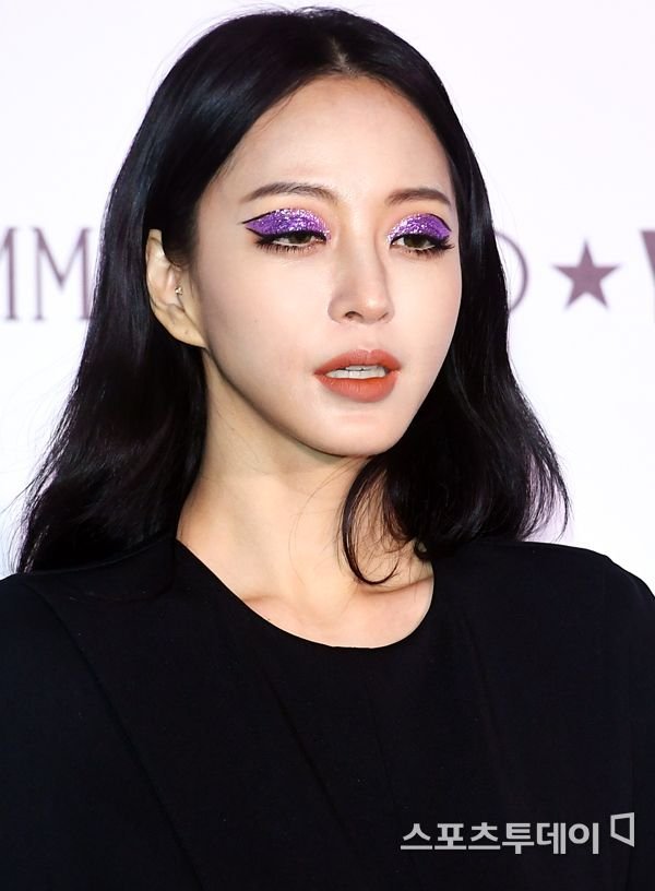 Han Ye Seul cesur bir göz makyajıyla kameralar karşısına çıktı
