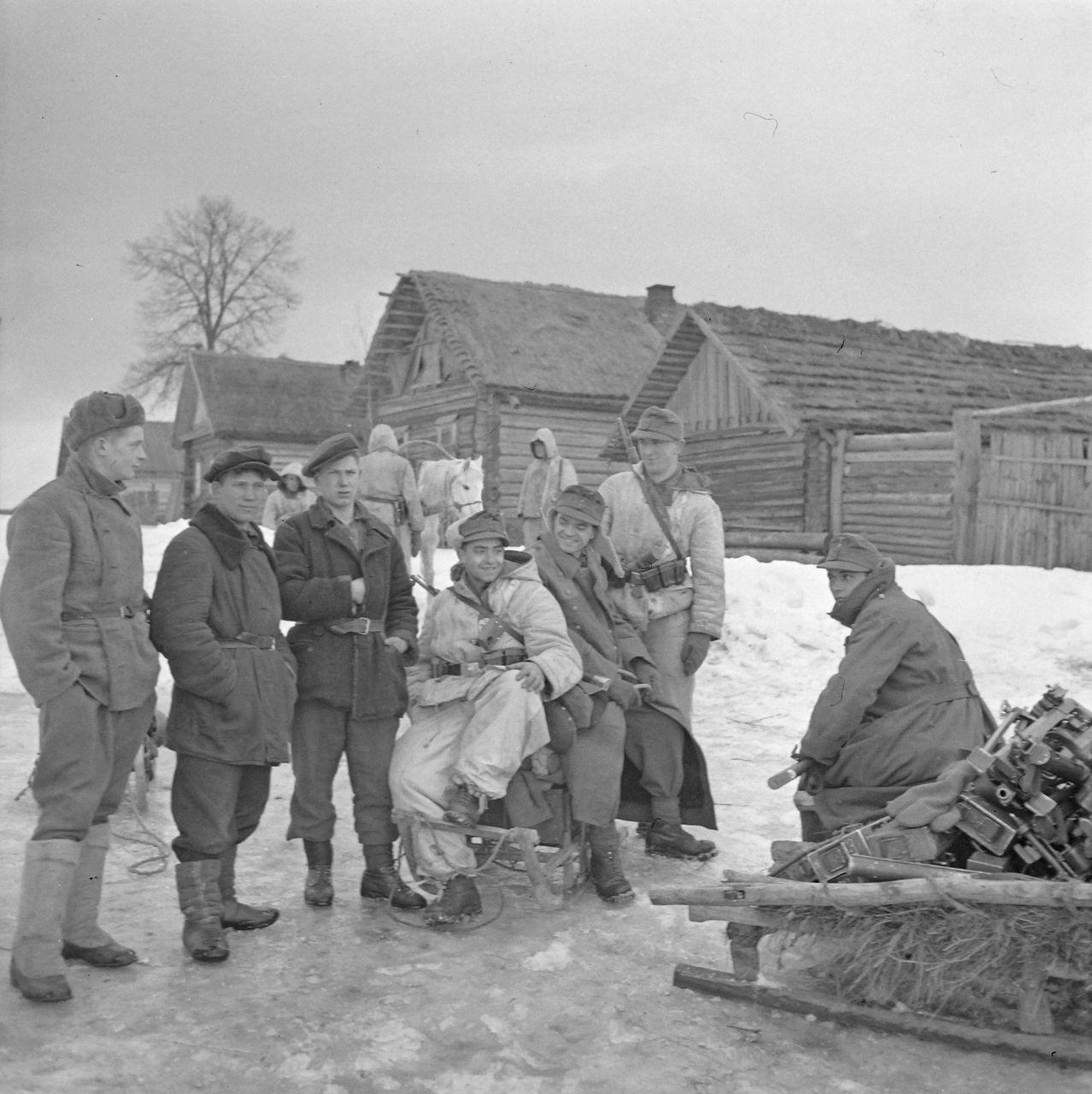 Немецкие солдаты в русской деревне