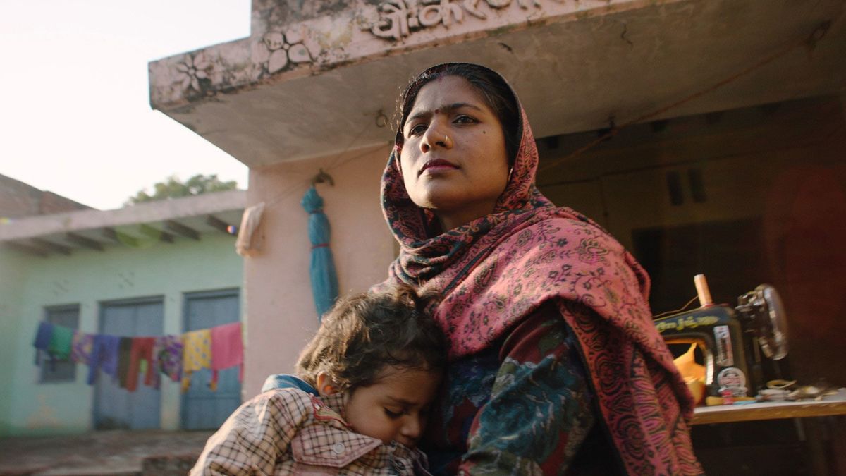 Mulher indiana com criança na cena do filme documentário Absorvendo o Tabu, um curta-metragem que fala sobre menstruação, ganhou o Oscar em 2019 e está disponível na Netflix