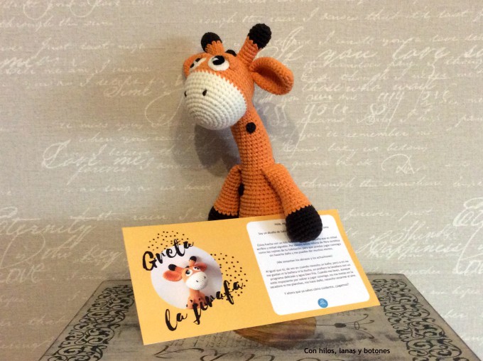Con hilos, lanas y botones: Greta jirafa amigurumi (patrón Cucapuntoes)