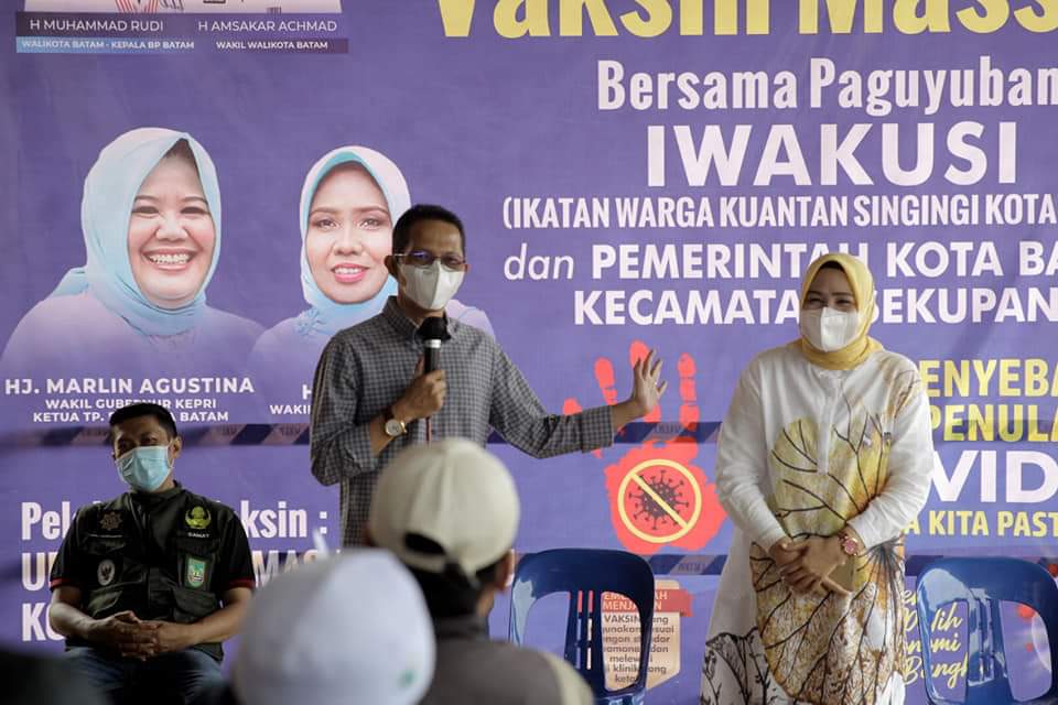 Pantau Pelaksanaan Vaksinasi, Amsakar : Vaksinasi Jadi Harapan di Tengah Naik Turunya Angka Covid-19 Pantau Pelaksanaan Vaksinasi, Amsakar : Vaksinasi Jadi Harapan di Tengah Naik Turunya Angka Covid-19