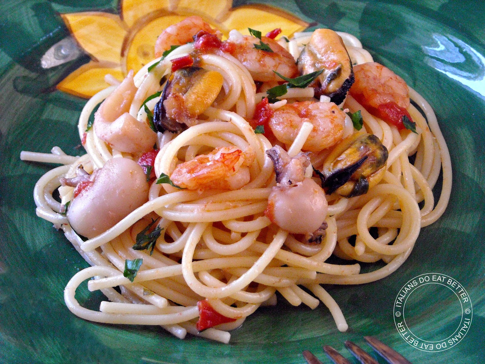 SPAGHETTI ALLA MARINARA ITALIANS DO EAT BETTER