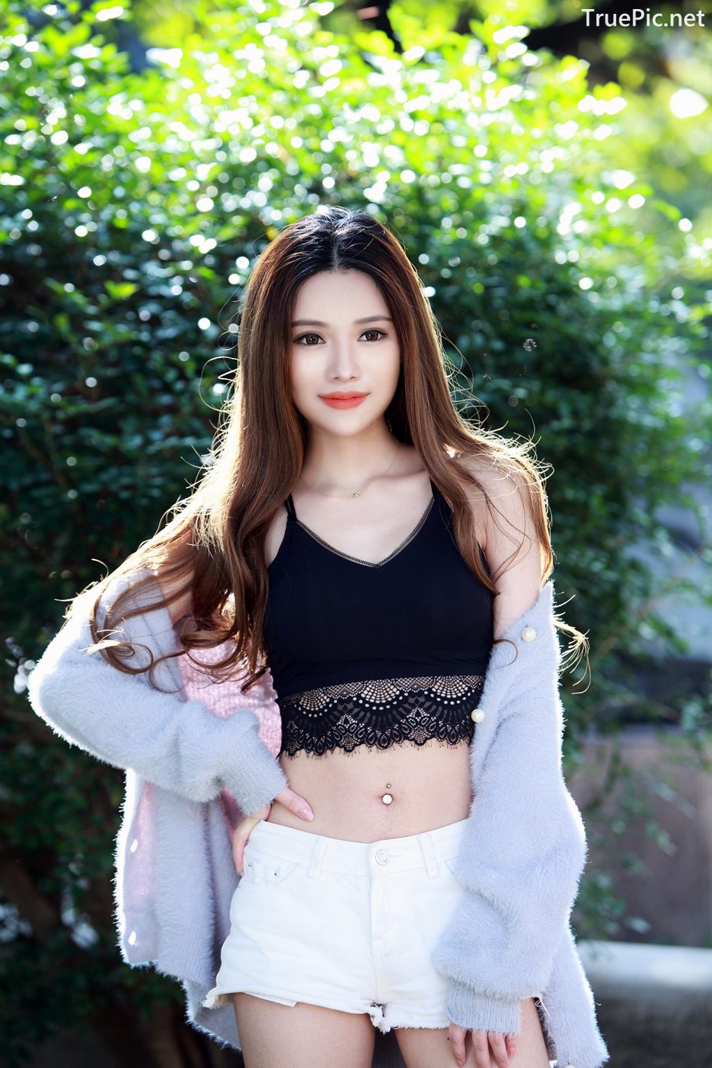 Image-Taiwanese-Model–莊舒潔–Hot-White-Short-Pants-and-Black-Crop-Top-TruePic.net- Picture-18