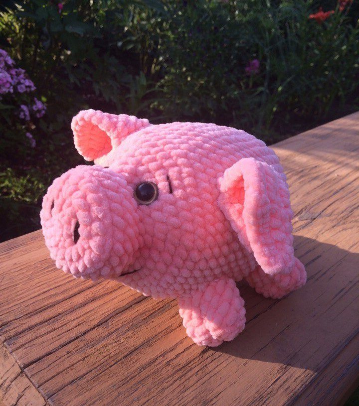 Вязаная свинка крючком из плюшевой пряжи