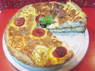 Tarta cu branza ceapa verde si rosii