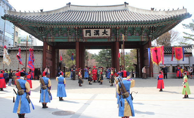 Guardias coreanos frente al palacio Deoksugung