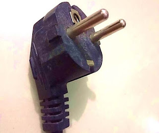 apa penyebab colokan listrik gosong atau meleleh