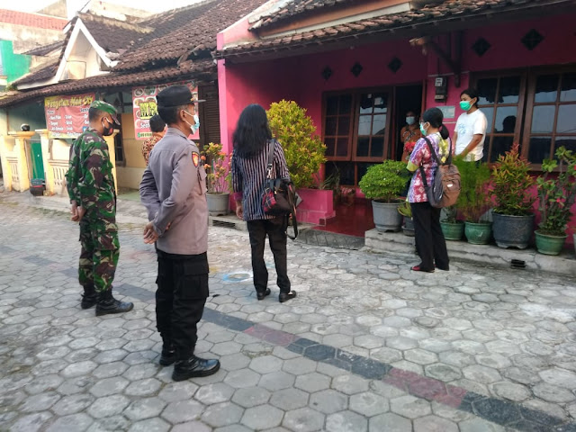 Babinsa Kebonarum Bersama Muspika Laksanakan Edukasi Isolasi Terpusat Kepada Warga