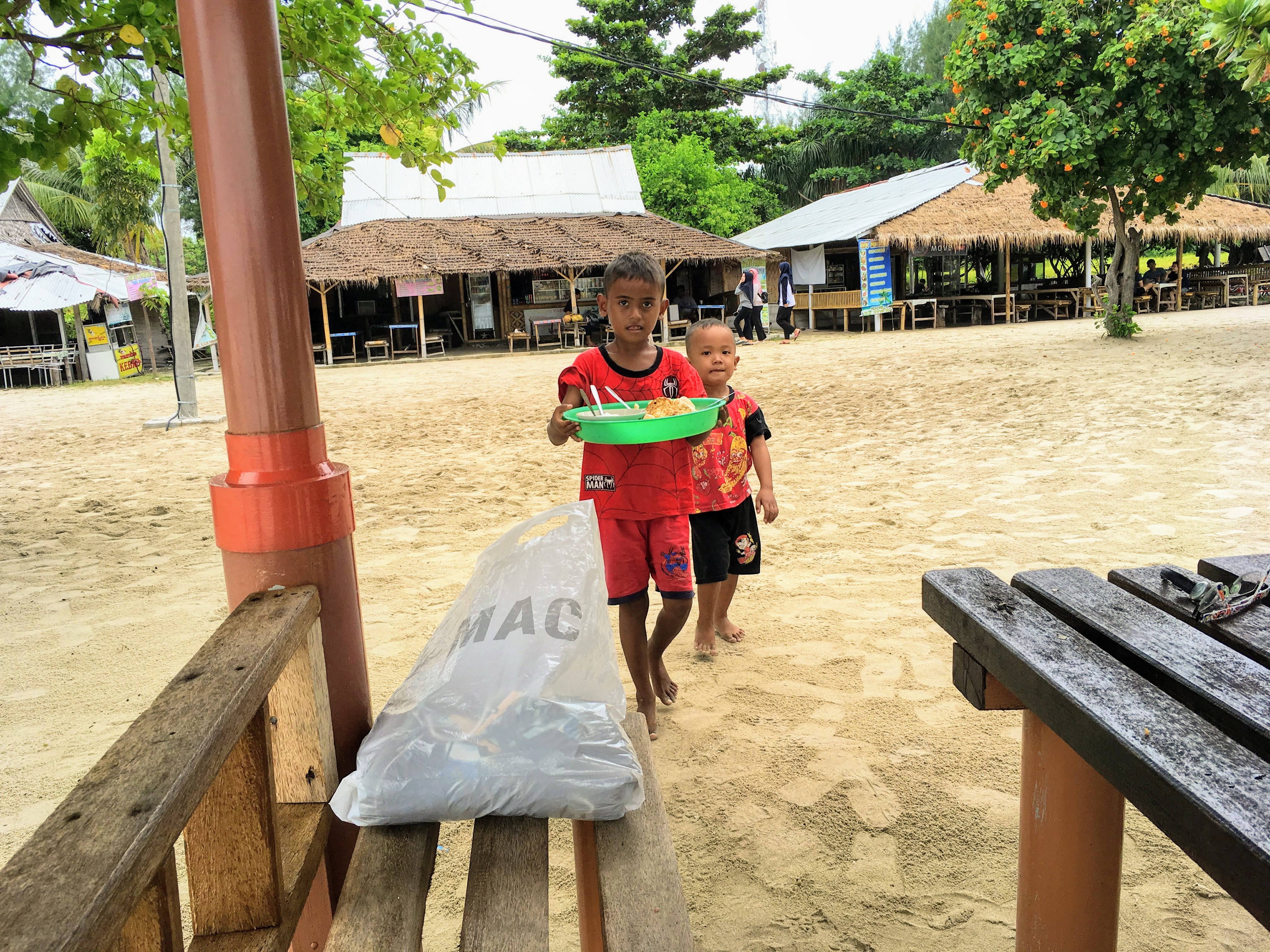 Adek penjual nasi goreng di Kepulauan Seribu