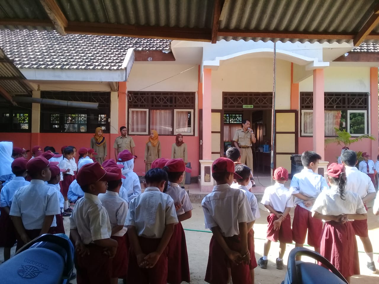 Kegiatan Rutin Upacara Bendera Setiap Hari Senin - SDN KOMBANGAN 3