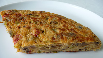 Tortilla de champiñones con calabacín y piquillos