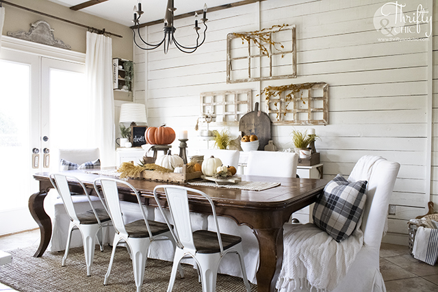farmhouse fall dining room decor and decorating ideas. Traditional farmhouse dining room decor. Fall tablescape and placesettings. Fall buffet decor.
