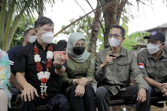 Sebanyak Tiga KK Penduduk Pulau Pelampong Menerima Sertifikat Lahan Sebanyak Tiga KK Penduduk Pulau Pelampong Menerima Sertifikat Lahan