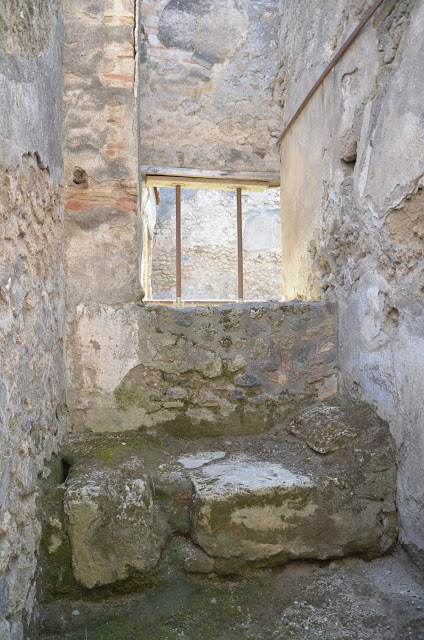 Interior de un antiguo burdel romano en Pompeya