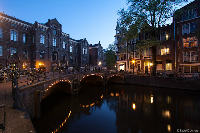 Canali di Amsterdam di sera